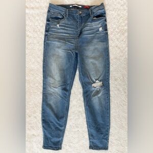 NWOT- CELEBRITY PINK The Spice Distressed Jean